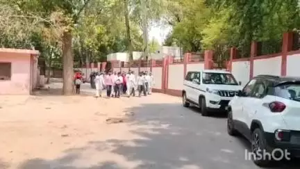 बांदा: मोहनपुरवा गांव के ग्रामीण पहुंचे कलेक्ट्रेट, पानी की समस्या से कराया DM को अवगत, बोले हो रही खूब धांधली  #Jansamasya