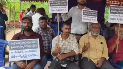 సాక్షి కార్యాలయాలపై దాడిని ఖండిస్తూ నగరంలో సాక్షి సిబ్బంది నిరసన