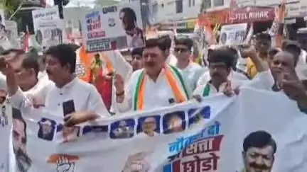 जगदीशपुर: राज्य और केंद्र सरकार की नीतियों के खिलाफ भागलपुर में कांग्रेस कार्यकर्ताओं ने समाहरणालय के समक्ष किया प्रदर्शन