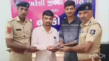 બગસરા: પોલીસ સ્ટેશન ખાતે 'તેરા તુજકો અર્પણ' કાર્યક્રમનું આયોજન કરી ખોવાયેલી વસ્તુઓ પરત કરવામાં આવી