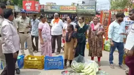 అసిఫాబాద్: పట్టణంలోని గాంధీ చౌక్‌లో కూరగాయల వ్యాపారస్తుల నిరసన