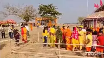 काराकाट: प्रखंड क्षेत्र के तेनुआ में आयोजित श्री सीताराम नाम नौ दिवसीय ज्ञान महायज्ञ को लेकर निकाली गई जलभरी शोभायात्रा