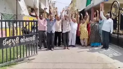 વડોદરા: વાઘોડિયા રોડ ઈન્દ્રપુરી સોસાયટીમાં કચરો કલેક્શન કરતી ડોર ટુ ડોરની ગાડીઓ નહીં આવતા લોકોનો ઉગ્ર વિરોધ#jansamasya