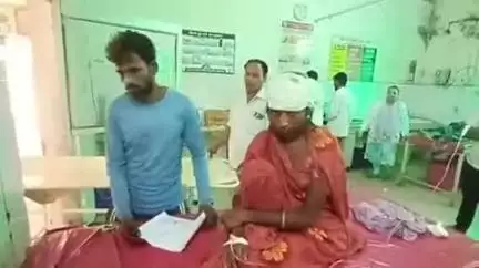बदायूं: पिसनहारी गांव में कूड़ा डालने के विवाद में तीन लोगों ने एक महिला को फावड़ा मारकर किया घायल