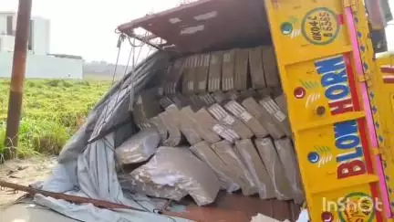 अमरोहा: अतरासी कलेक्ट्रेट बाईपास मार्ग पर पशु को बचाने के चक्कर में ट्रक अनियंत्रित होकर पलटा, टला बड़ा हादसा