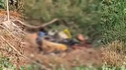 अकबरपुर: स्टेशन वार्ड के सार्वजनिक शौचालय के पास दलदल में मिला युवक का शव, पुलिस ने शव को दलदल से निकाला बाहर
