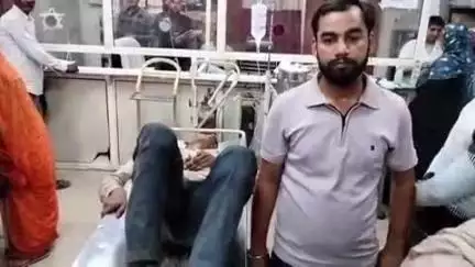 हाथरस: मथुरा बरेली नेशनल हाईवे के जवार टोल के पास घायल अवस्था में मिले अज्ञात शख्स को एंबुलेंस से लाया गया अस्पताल