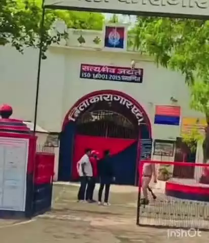 एटा: कोतवाली नगर क्षेत्र में एटा जेल के गेट के सामने युवकों ने बनाई रील
