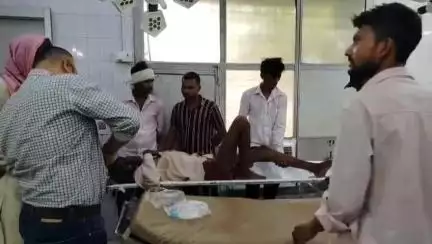 चरखारी: बम्हौरी गांव के पास चलते ऑटो से गिरकर अधेड़ व्यक्ति हुआ गंभीर रूप से घायल, डॉक्टर ने मेडिकल कॉलेज झांसी किया रेफर