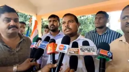 ଅନୁଗୋଳ: ଅନୁଗୋଳ ପରିବହନ ଅଧିକାରୀଙ୍କ ଅଫିସ ଘେରାଉ କରି ପ୍ରତିକ୍ରିୟା ରଖିଲେ କଂଗ୍ରେସ ଛାତ୍ର ପ୍ରଦ୍ୟୁମ୍ନ ସାହୁ