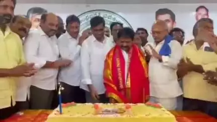 కొండపి: టంగుటూరు మండలం తూర్పునాయుడుపాలెంలో కార్యకర్తలతో కలిసి సంబరాలు చేసుకున్న మంత్రి స్వామి