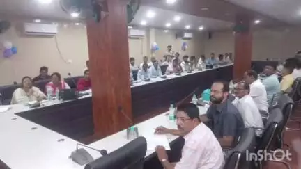 अरवल: नगर परिषद कार्यालय में विधानसभा चुनाव को लेकर जिलाधिकारी द्वारा बैठक की गई