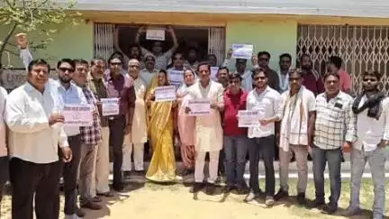 सूरजपुर: शिक्षा न्याय आंदोलन में शहर कांग्रेस ने सूरजपुर बीईओ कार्यालय का घेराव किया, डीईओ कार्यालय का होगा चरणबद्ध आंदोलन में घेराव