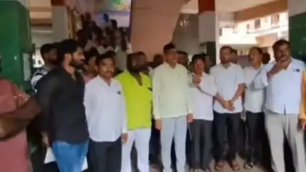 अंबाजोगाई: अंबाजोगाई येथील सफाई कर्मचाऱ्यांचा थकीत पगार देण्याचा प्रशासनाचा निर्णय