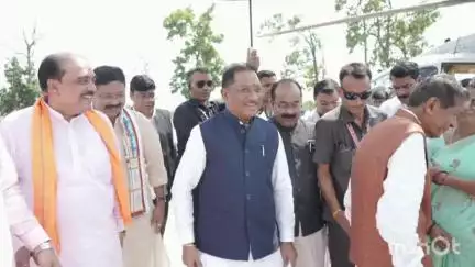 कोरबा: मुख्यमंत्री श्री विष्णु देव साय का कोरबा पुलिस लाइन हेलीपेड पर जनप्रतिनिधियों ने किया आत्मीय स्वागत