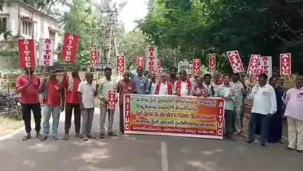 విశాఖ స్టీల్ ప్లాంట్లో తొలగించిన కాంట్రాక్ట్ కార్మికులను వీధిలోకి తీసుకోవాలని ఏఐటియూసి ఆధ్వర్యంలో కలెక్టరేట్ వద్ద ధర్నా