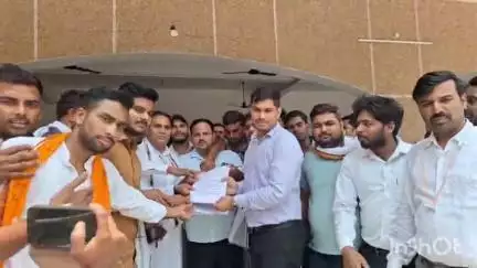 कन्नौज: महारानी अवंतीबाई लोधी पर सोशल मीडिया पर अभद्र टिप्पणी के मामले में लोधी समाज ने एसडीएम को कलेक्ट्रेट में दिया ज्ञापन