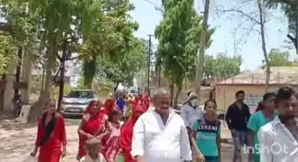 घोरावल: पुसौली गांव में जल निगम की पानी टंकी पर अनिश्चितकालीन धरना प्रदर्शन