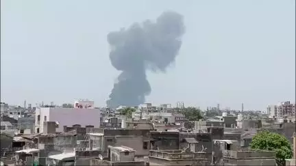 गुजरात के अहमदाबाद में विमान हादसा

हादसा मेघानी नगर के गुजसैल के पास हुआ है। घटनास्‍थल पर राहत और बचाव कार्य जारी है।
