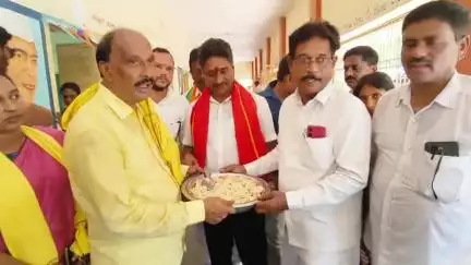 భీమడోలులోని ప్రభుత్వ పాఠశాల విద్యార్థులతో కలసి సహపంక్తి భోజనం చేసిన ఏపీ అప్కాబ్ ఛైర్మన్ గన్ని, ఎమ్మెల్యే ధర్మరాజు