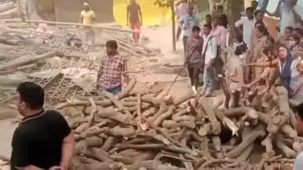 सीतापुर: कैंचीपुल के पास अवैध आक्रमण को तहसील प्रशासन ने हटवाया, स्थानीय महिलाओं और महिला पुलिसकर्मियों के बीच हुई नोकझोंक