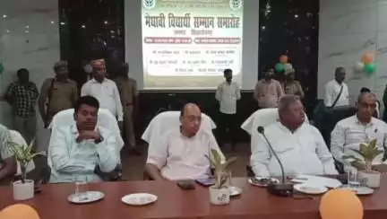 नौगढ़: अंबेडकर सभागार में मेधावी विद्यार्थी सम्मान समारोह का लाइव प्रसारण किया गया, मेधावी छात्रों को भी सम्मानित किया गया