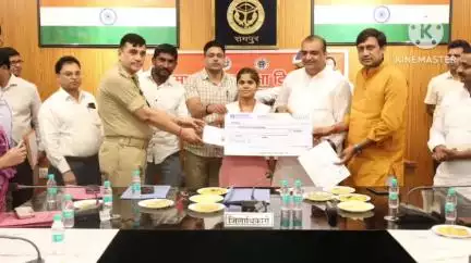 रामपुर: DM सभागार में जिले के हाई स्कूल और इंटर के मेधावी छात्र-छात्राओं को DM व नगर विधायक ने नगद पुरस्कार से सम्मानित किया