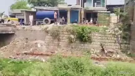 बेहट: कुरडीखेड़ा में नाली पर अवैध निर्माण की शिकायत पर PWD विभाग की टीम पहुंची, पुलिस ने रुकवाया निर्माण कार्य