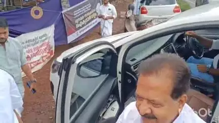ഏറനാട്: ഭൂമിക്ക് വേണ്ടി കളക്ടറേറ്റിൽ സമരം നടത്തുന്ന ആദിവാസികളുടെ സമരപ്പന്തൽ രമേശ് ചെന്നിത്തല എം.എൽ.എ സന്ദർശിച്ചു