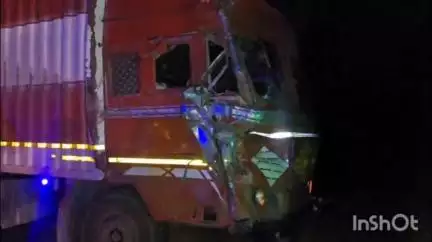 केशकाल: NH-30 पर मुरवेंड में दो ट्रकों के बीच आमने-सामने हुई भिड़ंत, एक ट्रक पेड़ में जा घुसी, चालक पेड़ और ट्रक के बीच फंसा