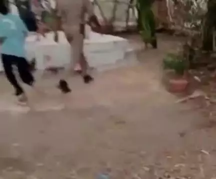 ललितपुर: पिसनारी में दो पक्षों के बीच जमीन को लेकर विवाद, राजस्व विभाग और पुलिस के सामने हुई मारपीट