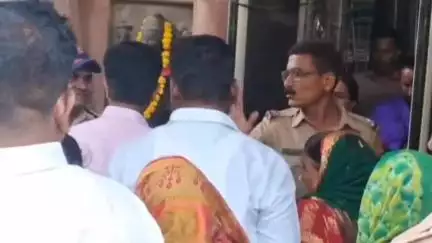 पंढरपूर: श्री विठ्ठल रुक्मिणी मंदिरामध्ये व्हीआयपी दर्शन देताना माजी व्यवस्थापक व पोलिसांमध्ये बाचाबाची, घटनेचा व्हिडिओ व्हायरल