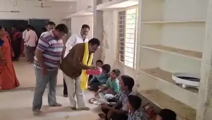 మధ్యాహ్నం విద్యార్థులకు మధ్యాహ్న భోజనం పాఠశాలలోనే వండి పెడుతున్న స్కూల్ స్కూల్ కమిటీ