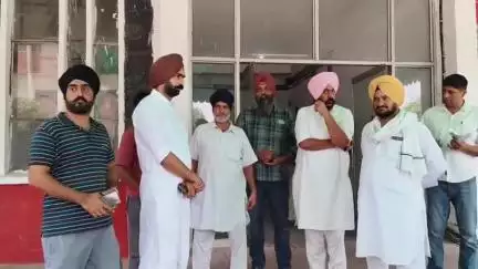 थानेसर: कुरुक्षेत्र रोड पर सड़क निर्माण मामले में युवा नेता डॉ. जसविंदर खेहरा पीड़ित के साथ कुरुक्षेत्र एसपी से मिले