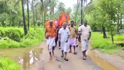 ചാവക്കാട്: 'നാട്ടുകാരെ മെമ്പർ കളിപ്പിക്കുന്നു' റോഡുകളുടെ ശോചനീയാവസ്ഥയിൽ ഇരട്ടപ്പുഴയിൽ ബി.എം.എസ് പ്രതിഷേധം #localissue