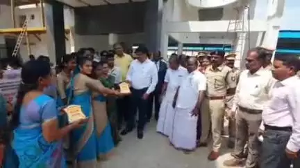 திருவாரூர்: ரயில் நிலையம் முன்பு குழந்தை தொழிலாளர் முறை எதிர்ப்பு தினம் குறித்த விழிப்புணர்வு பேரணி
