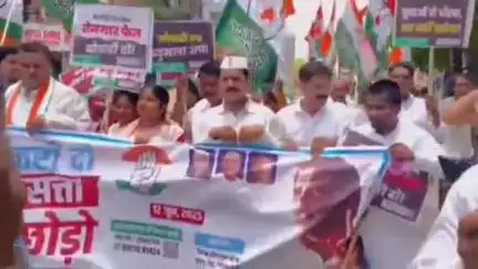 डुमरा: सीतामढ़ी जिला नियोजन कार्यालय पर कांग्रेस का प्रदर्शन, 'नौकरी दो या सत्ता छोड़ो' के नारे लगाए