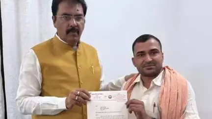 बेतिया: जिला अतिथि गृह में बैरिया के मंडल अध्यक्ष ने राजस्व मंत्री को CO पर कार्रवाई के लिए दिया ज्ञापन