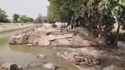 बेल्थरा रोड: लोहटा गांव के पास नहर में पानी के दबाव से पुरा भुजैनी मार्ग की सड़क कटी, खेत जलमग्न, आवागमन बाधित