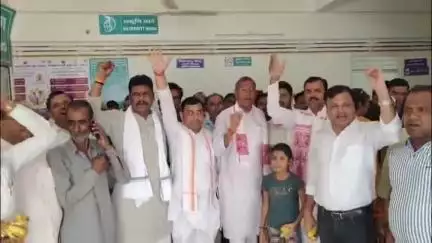 जौरा: जौरा शहर के सिविल अस्पताल में भाजपा नेताओं ने फल वितरण कर नरेंद्र सिंह तोमर का जन्मदिन मनाया