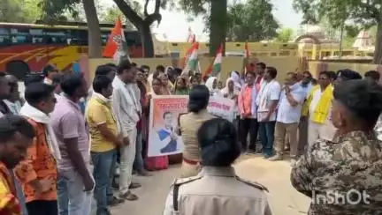 उदयपुर धरमजयगढ़: धरमजयगढ़ के कांग्रेसियों ने विकासखंड शिक्षा अधिकारी कार्यालय का किया घेराव