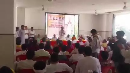 वरला: वरला पंचायत भवन में कांग्रेस ने जिला अध्यक्ष नियुक्ति को लेकर बैठक की, क्षेत्रीय विधायक भी शामिल हुए