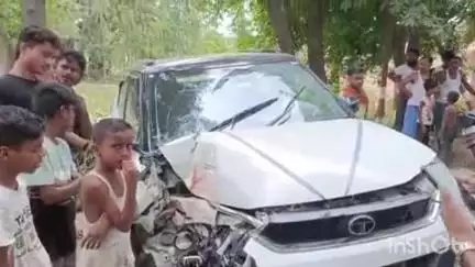 शिवहर: चमनपुर पुल के पास अनियंत्रित कार ने पेड़ में मारी टक्कर, उड़े परखच्चे, सभी सुरक्षित, पुलिस जांच में जुटी
