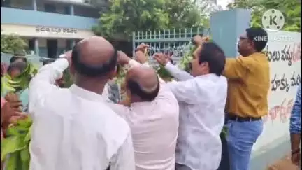 ఖమ్మం అర్బన్: ఖమ్మంలో మోగిన బడిగంటలు మామిడి తోరణాలు కట్టి చప్పట్లతో విద్యార్థులకు స్వాగతం పలికిన ఉపాధ్యాయులు