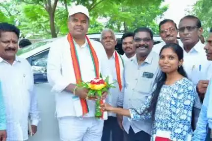 తల్లాడ: ఇందిరమ్మ నమూనా గృహమును రిబ్బన్ కటింగ్ చేసి ప్రారంభించిన పినపాక ఎమ్మెల్యే పాయం