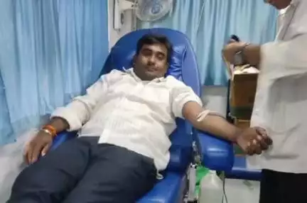 देवरी: देवरी नगर परिषद विश्रामगृह में शिवाजी फाउंडेशन द्वारा रक्तदान, समाजसेवी युवाओं ने दिया योगदान