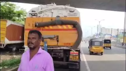 மாதவரம்: புழல் சைக்கிள் ஷாப் அருகே திருமலை நோக்கி சென்ற ஆந்திரா பேருந்து மாநகராட்சி மண் அள்ளும் லாரி மீது மோதி விபத்து