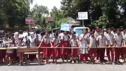 সোনামুড়া: শিক্ষক বদলির প্রতিবাদে ধনপুর শান্তিনগর এলাকায় পড়ুয়াদের সড়ক অবরোধ #jansamasya