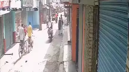 ভগবানগোলা ১: ভগবানগোলায় প্রকাশ্য মোবাইল চুরি, সিসিটিভি ফুটেজে ধরা পড়ল দুই তরুণী