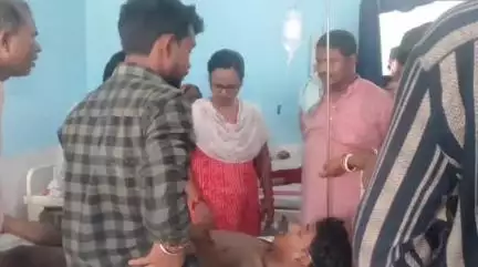बेलदौर: बोबिल पंचायत के वार्ड नंबर 12 में लकड़ी हटाते समय युवक को सांप ने काटा, अस्पताल में भर्ती